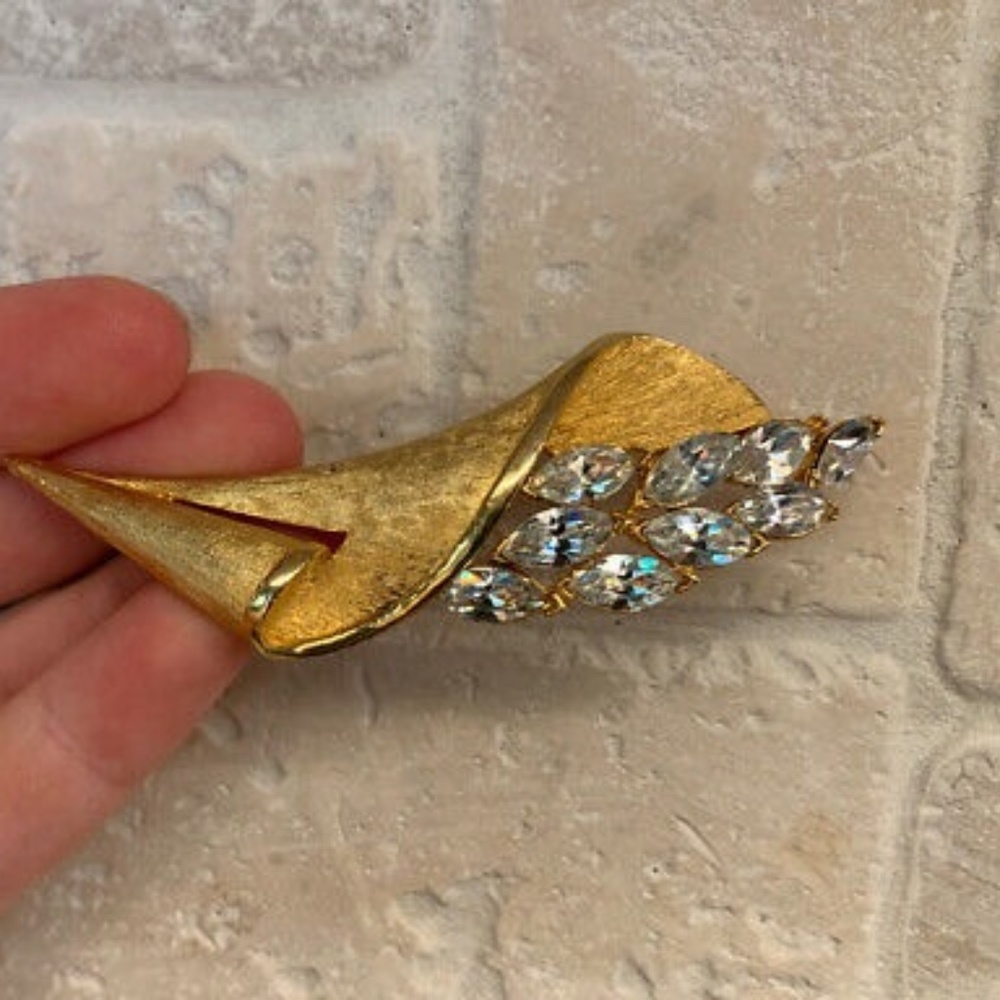 Fine Hollywood style Halloween jewelry sign to BSK brooch Gold and crystals